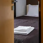 Deluxe With 2 Bedroom In Center דירה וארנה