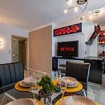 Deluxe With 2 Bedroom In Center וארנה