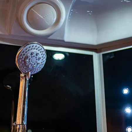 Deluxe With 2 Bedroom In Center וארנה