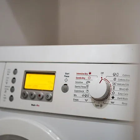 Deluxe With 2 Bedroom In Center דירה