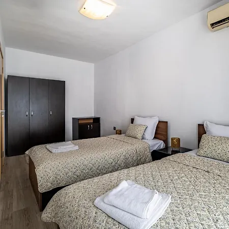 Deluxe With 2 Bedroom In Center דירה *