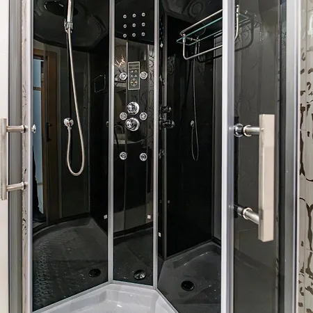 Deluxe With 2 Bedroom In Center דירה