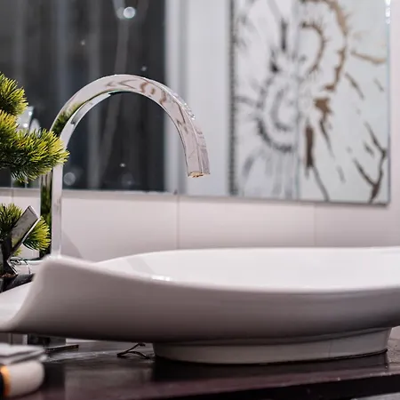 Deluxe With 2 Bedroom In Center דירה