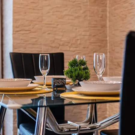 Deluxe With 2 Bedroom In Center דירה