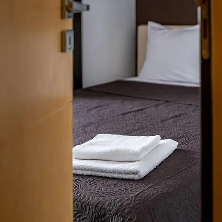 Deluxe With 2 Bedroom In Center דירה וארנה