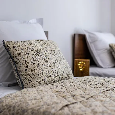 Deluxe With 2 Bedroom In Center דירה וארנה