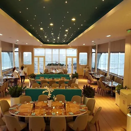 Deluxe With 2 Bedroom In Center דירה וארנה